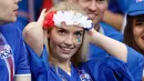 Seorang suporter timnas Islandia tersenyum mengunakan atribut di kepalanya saat menghadiri pertandingan antara Islandia melawan timnas Perancis dalam Perempat Final Piala Eropa 2016 di Stade de France, Prancis, (3/7).  (Reuters/Carl Recine)