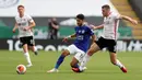 Penyerang Leicester City, Ayoze Perez berebut bola dengan pemain Sheffield United, Jack O'Connell dalam lanjutan Liga Inggris pekan ke-36 di Stadion King Power, Kamis (16/7/2020). Leicester City sukses menggulung tamunya, Sheffield United dengan skor 2-0. (David Davies/Pool via AP)