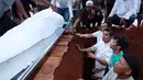 Jenazah ayah Indra Bekti dimakamkan siang ini setelah salat zuhur di Tempat Pemakaman Umum (TPU) Cempaka, Radio Dalam, Jakarta Selatan. Kerabat dan keluarga pun mengantar kepergian sang ayah untuk selamanya. (Deki Prayoga/Bintang.com)