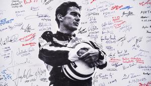 Sebuah poster yang memuat foto pembalap F1 Brasil, Ayrton Senna, yang ditandatangani oleh penggemar, dipajang selama upacara pada 1 Mei 2019 yang menandai peringatan 25 tahun kematian sang pembalap di sirkuit Imola "Enzo dan Dino Ferrari" selama Grand Prix San Marino 1994. (ANDREAS SOLARO/AFP)