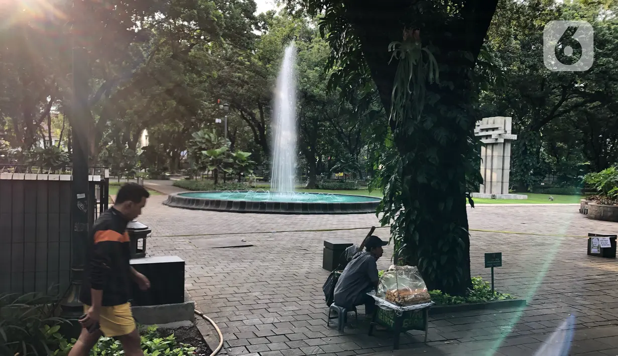 Warga beraktivitas di Taman Suropati, Menteng, Jakarta, Rabu (18/3/2020). Meskipun ditutup untuk umum terkait upaya mencegah penyebaran virus covid 19, namun sebagian masyarakat tetap beraktivitas di sekitar taman tersebut untuk berolahraga atau sekadar berekreasi. (Liputan6.com/Immanuel Antonius)