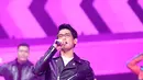 Yang berbeda dalam konser ini, ia di iringi oleh Gandarianz Band. Hal ini tentu saja memberikan suasana berbeda untuk para penikmat musik Afgan dimanapun berada. (Andy Masela/Bintang.com)