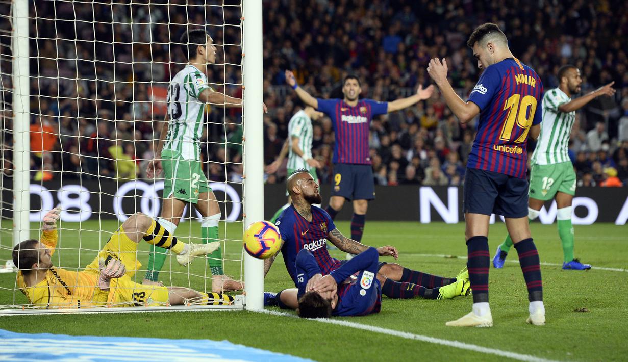 Arturo Vidal gagal memanfaatkan peluang emas di mulut gawang Real Betis laga lanjutan La Liga 2018/19 yang berlangsung di stadion Camp Nou. Barcelona kalah 3-4. (AFP/Josep Lago)