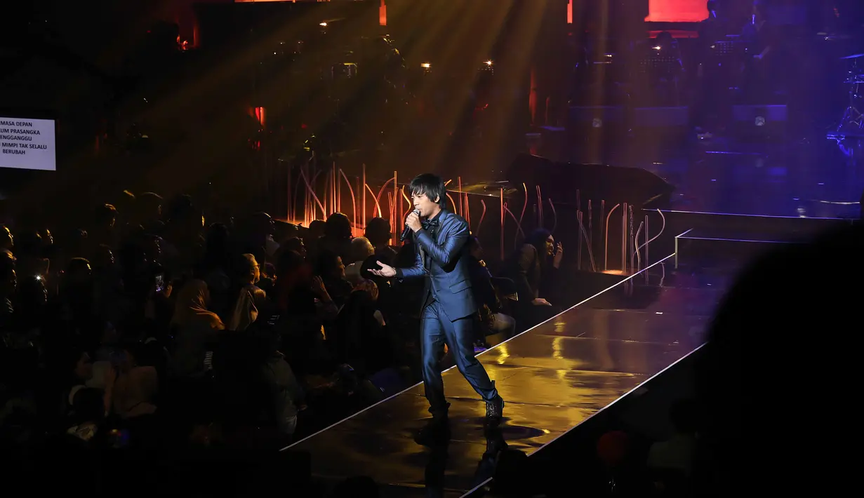 Di atas panggung konser yang berlangsung di Balai Sarbini, Jakarta Selatan, Rian mengutarakan ketidak percayaannya bisa bernyanyi bersama dengan mama Ina. Merasa semuanya seperti mimpi, Rian pun minta ditampar. (Nurwahyunan/Bintang.com)