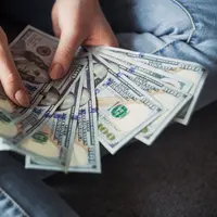 Ilustrasi Uang | unsplash.com/@alexandermils