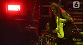 Gitaris asal Swedia, Yngwie Malmsteen saat tampil di pagelaran Hammersonic Festival di Pantai Carnival, Ancol, Jakarta, Sabtu (4/5/2024). (Liputan6.com/Herman Zakharia)