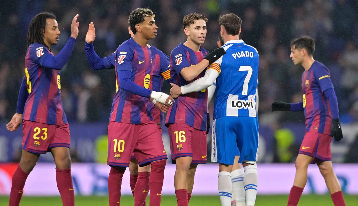 Saat ini, Blaugrana mengoleksi 49 poin atau unggul 7 angka dari Los Blancos di peringkat kedua. Tampak dalam foto, bek Barcelona asal Prancis, Jules Kounde bersama Lamine Yamal, Fermin Lopez, dan Javier Puado Diaz (kiri ke kanan) usai pertandingan pekan ke-18 Liga Spanyol 2025/2026 melawan RCD Espanyol di Stadion RCDE, Sabtu 3 Januari 2026 waktu setempat atau Minggu (4/1/2026) dini hari WIB. (MANAURE QUINTERO/AFP)
