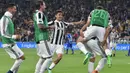 Para pemain Juventus merayakan gol Sami Khedira ke gawang Bologna pada lanjutan Serie A di Allianz Stadium, Turin, (5/5/2018). Juventus menang 3-1. (Alessandro Di Marco/ANSA via AP)