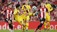 Pemain Barcelona,  Carles Alena mengontrol bola dari kawalan dua pemain Athletic Bilbao, Unai Lopez dan Iker Muniain selama pertandingan perdana La Liga Spanyol di Stadion San Mames, Sabtu (17/8/2019). Bilbao menang tipis atas Barcelona dengan skor 1-0. (AP Photo/Ion Alcoba Beitia)