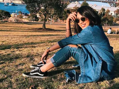 Nabila Faisal yang kini telah berstatus istri Marcell Darwin punya selera fashion yang kekinian. Seperti saat ia memadukan outfit denim dengan kacamata hitam ini. Penampilan simpelnya bisa jadi inspirasi anak muda. (Liputan6.com/IG/@fastynabila)