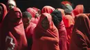 Sekelompok imigran berdiri di kapal penyelamat ketika tiba di pelabuhan Malaga, Spanyol, Selasa, (11/2/2020). Otoritas maritim Spanyol pada Senin (11/2) menyelamatkan 119 imigran dari laut dan sedang mencari 67 lainnya yang mencoba mencapai pantai Eropa. (AP Photo/Jesus Merida)