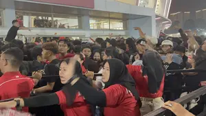 Kerumunan suporter di ring 1 SUGBK memaksa masuk ke dalam stadion jelang laga Timnas Indonesia vs China, Kamis (5/6/2025) malam WIB. (Liputan6.com/Melinda Indrasari)