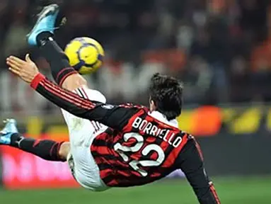 Tendangan salto Marco Borriello yang menghasilkan gol keempat buat kemenangan AC Milan yang menekuk Genoa 5-2 pada partai Serie A di San Siro, Milan, 6 Januari 2010. AFP PHOTO/GIUSEPPE CACACE
