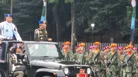 Danpuspom TNI Mayjen Yusri Nuryanto memimpin apel Opsgaktib dan Yustisi POM TNI di Mabes TNI, Jakarta Timur, Jumat (8/3/2024) Dalam kesempatan itu, Yusri menyatakan, belum ada laporan terkait prajurit melanggar netralitas TNI selama Pemilu 2024 berlangsung. (Merdeka.com)