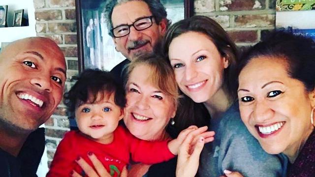 Sib Hashian (berkacamata) bersama Lauren, The Rock, dan keluarga (Instagram/ therock)