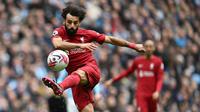 Pemain Liverpool, Mohamed Salah berusaha mencetak gol ke gawang Manchester City pada laga lanjutan Liga Inggris di Etihad Stadium, Manchester, 1 April 2023. Salah menandatangani kontrak baru sampai tahun 2025 mendatang pada tahun lalu. Dengan kontrak barunya itu, ia mendapatkan bayaran sebesar 373.750 pounds per pekan. (AFP/Paul Ellis)