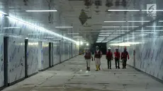 Pekerja berjalan di koridor kereta MRT di Stasiun Bundaran HI, Jakarta, Senin (25/6). Pembangunan MRT merupakan kerjasama Indonesia dan Jepang dalam pembangunan infrastruktur. (Liputan6.com/Helmi Fithriansyah)