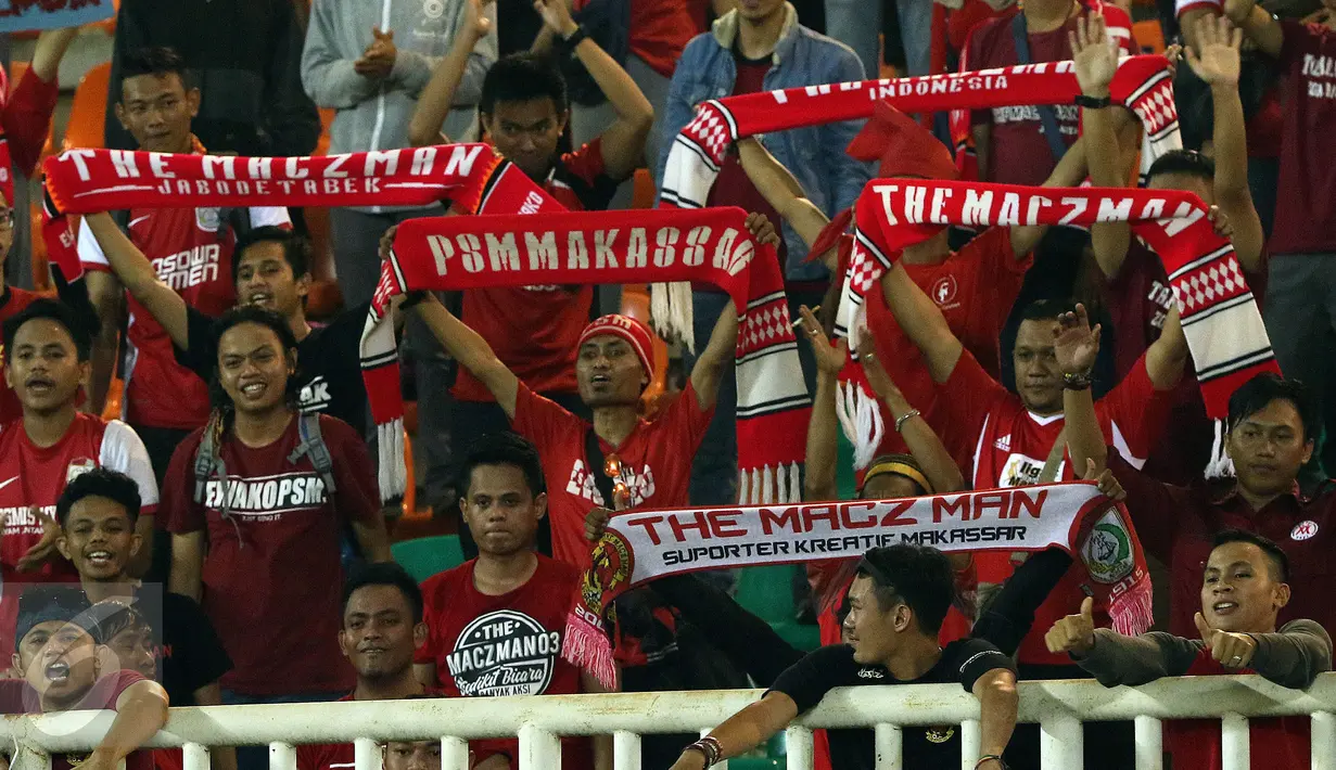 Suporter PSM Makassar membentangkan syal saat menyaksikan laga tim nya melawan PS TNI di lanjutan LIga 1 Indonesia di Stadion Pakansari, Cibinong, Kab Bogor, Senin (15/5). PSM Makassar kalah 1-2 dari PS TNI. (Liputan6.com/Helmi Fithriansyah)