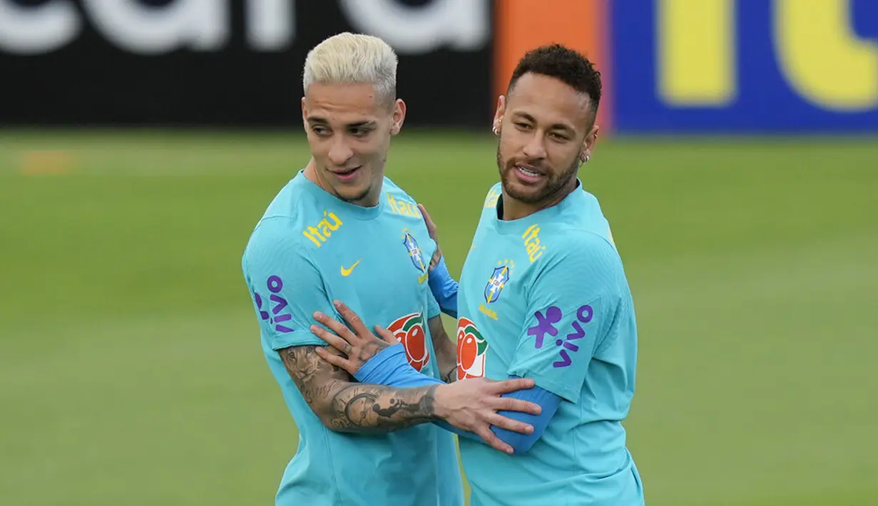 Pemain Brasil Neymar (kanan) dan Antony saat sesi latihan di pusat pelatihan Granja Comary, Teresopolis, Brasil, 23 Maret 2022. Brasil akan menghadapi Chile pada pertandingan sepak bola kualifikasi Piala Dunia 2022 di Rio de Janeiro. (AP Photo/Silvia Izquierdo)