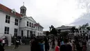 <p>Warga menikmati suasana Taman Fatahillah di Kota Tua, Jakarta, Selasa (25/4/2023). (Liputan6.com/Johan Tallo)</p>