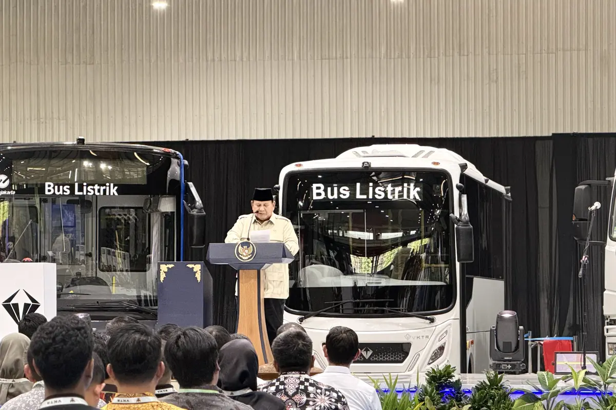 Presiden Prabowo Subianto meresmikan pabrik kendaraan listrik di Magelang