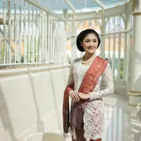 Kenakan kebaya klasik tanpa payet, aura kecantikan Erina Gudono tetap terpancar dalam kesederhanaan. @erinagudono.