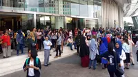 Pengunjung dan karyawan berhamburan keluar dan berkumpul di lobi pusat perbelanjaan Senayan City, Jakarta, Selasa (23/1).  Mereka panik setelah terjadi gempa berkekuatan 6,4 skala Richter yang berpusat di Lebak, Banten. (Liputan6.com/Fery Pradolo)