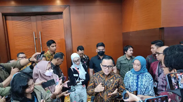 Menteri Pendayagunaan Aparatur Negara dan Reformasi Birokrasi (PANRB), Abdullah Azwar Anas usai konferensi pers Pemberian THR dan Gaji ke-13 2024, di Kementerian Keuangan, Jakarta, Jumat (15/3/2024). (Sulaeman/Merdeka.com)