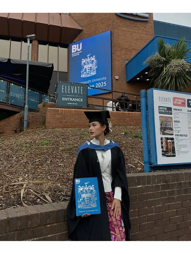 6 Gaya Anggun Sarah Menzel Pakai Kebaya Putih di Wisuda Bournemouth University