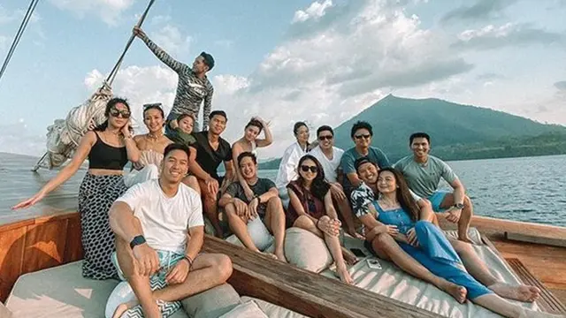 6 Potret Liburan Nikita Willy ke Banda, Nikmati Pemandangan dengan Kapal Mewah