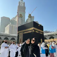 Lihat di sini tampilan kompak kakak beradik Arafah Rianti dan Halda jalani umroh bersama. @arafahrianti.