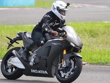 Salah satu yang kerap mengendarai motot gedenya ialah Desta. Suami dari Natasha Rizky ini mempunyai koleksi motor gede yang bermacam-macam dan beraneka garam.Kecintaan desta terhadap motor gede kerap ia tunjukkan dengan rela membeli motor dengan harga yang cukup fantastis.(Liputan6.com/IG/@desta80s)