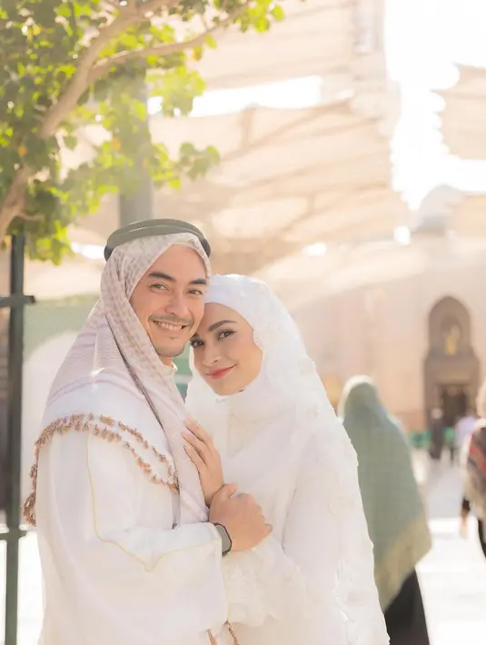 Tak seperti pengantin pada umumnya, Putri Zulhas tetap terlihat cantik meski dengan makeup minimalis. Tanpa makeup bold, Putri memilih cantik natural dengan tampilan layaknya daily makeup look [@putri_zulhas]
