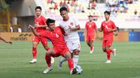 Striker Timnas Indonesia U-16, Zahaby Gholy (kanan) berebut bola dengan gelandang Timnas Vietnam U-16, Nguyen Thai Hoa pada laga perebutan tempat ketiga Piala AFF U-16 2024 di Stadion Manahan, Solo, Rabu (3/7/2024). (Bola.com/Abdul Aziz)