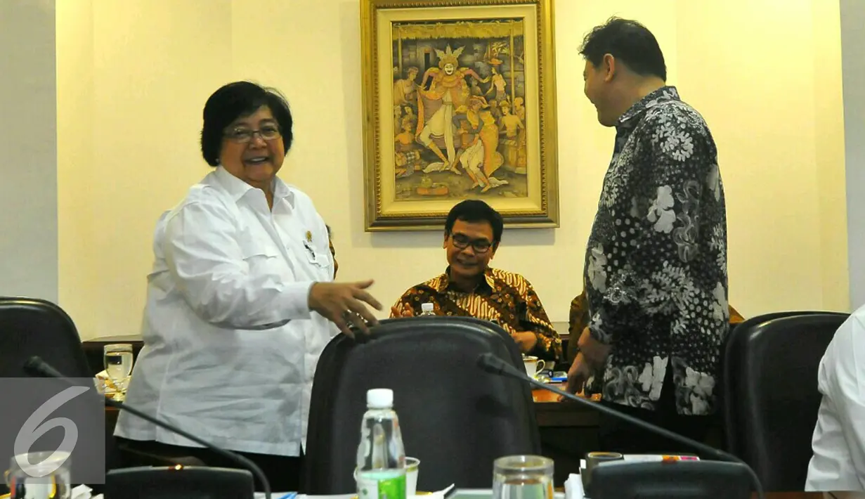 Juru bicara presiden, Johan Budi saat rapat terbatas di Istana, Jakarta, Rabu (11/1). Tujuh provinsi tersebut yaitu Provinsi Riau, Jambi, Sumatera Selatan, Kalimantan Barat, Kalimantan Tengah, Kalimantan, dan Papua. (Liputan6.com/Angga Yuniar)