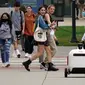 Robot pengantar makanan melintasi jalan di Ann Arbor, Michigan pada Kamis, 7 Oktober 2021. (Foto: AP/Carlos Osorio)