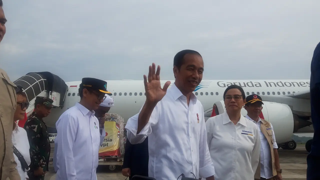 Presiden Joko Widodo (Jokowi) merespons tudingan Sekretaris Jenderal PDIP Hasto Kristiyanto yang menudingnya ingin merebut kursi Ketua Umum PDIP dari Megawati Soekarnoputri.