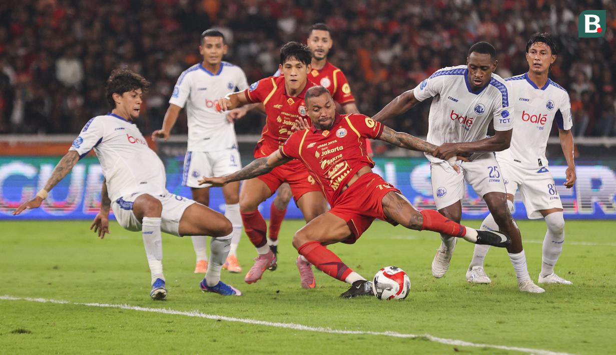 Kemelut di gawang Arema FC saat melawan Persija Jakarta bertanding pada BRI Super League pekan ke-20 yang berlangsung di Stadion Utama Gelora Bung Karno, Minggu (8/2/2026) malam WIB. (Bola.com/Abdul Aziz)