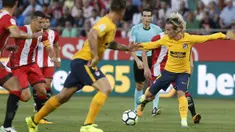 Pemain Atletico Madrid, Antoine Griezmann (kanan) berusaha melewati adangan para pemain Girona FC pada La Liga Spanyol di Montilivi stadium, Girona (19/8/2017). (AFP/Pau Barrena)