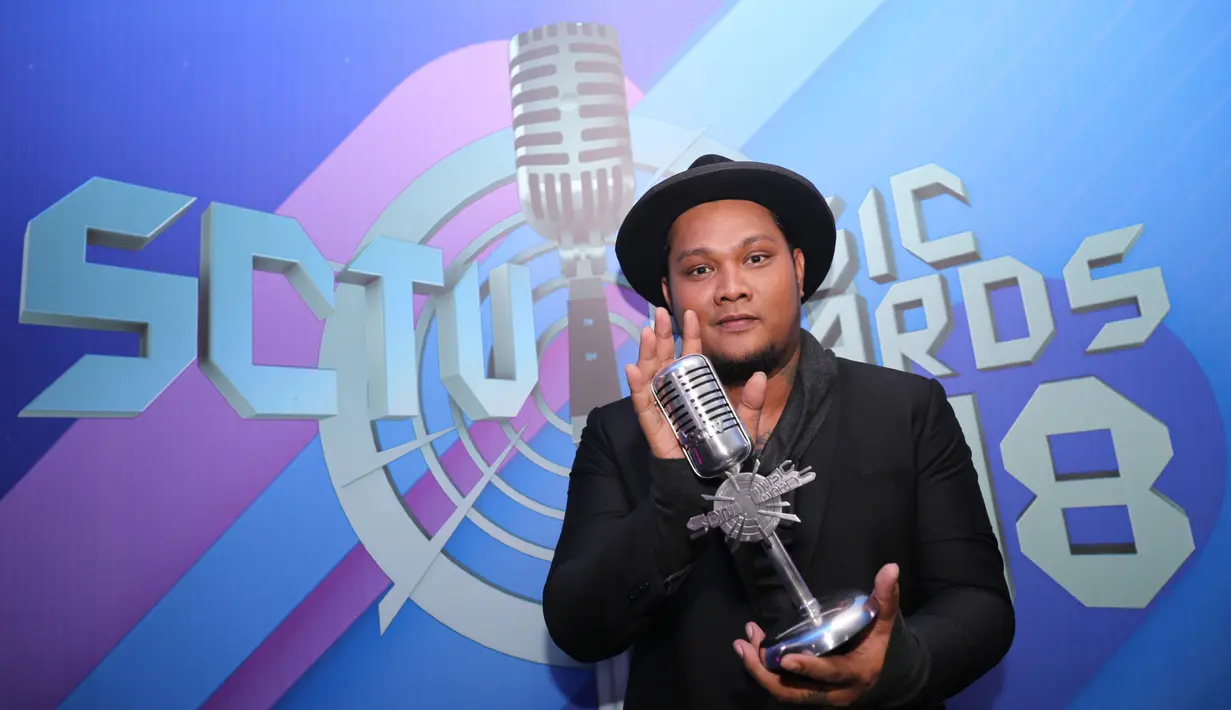 Pelantun lagu yang terkenal dengan Surat Cinta Untuk Starla, Virgoun dinobatkan sebagai Penyanyi Solo Pria Paling Ngetop di ajang SCTV Music Awards 2018. Virgoun lebih unggul dari Afgan, Anji, Judika, dan Rizky Febian. (Adrian Putra/Bintang.com)