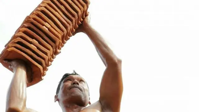 lomba unik pekerja genteng (foto: Instagram/@genpimajalengka)