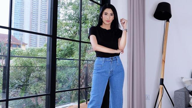 FOTO: Gaya OOTD Tyas Mirasih dengan Baju Hitam, Menawan