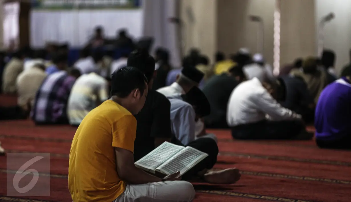 Seorang jamaah bertadarus pada hari pertama Ramadan 1437 H di Masjid Istiqlal, Jakarta, Senin (6/6). Bulan Ramadan, umat muslim memanfaatkan waktu memperbanyak ibadah dengan tadarus dan melaksanakan salat sunah. (Liputan6.com/Faizal Fanani)