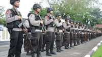 Polda Sulut menerjunkan satu SSK polisi ke wilayah perbatasan Filipina - Sulut jelang lebaran. (Liputan6.com/Yoseph Ikanubun)