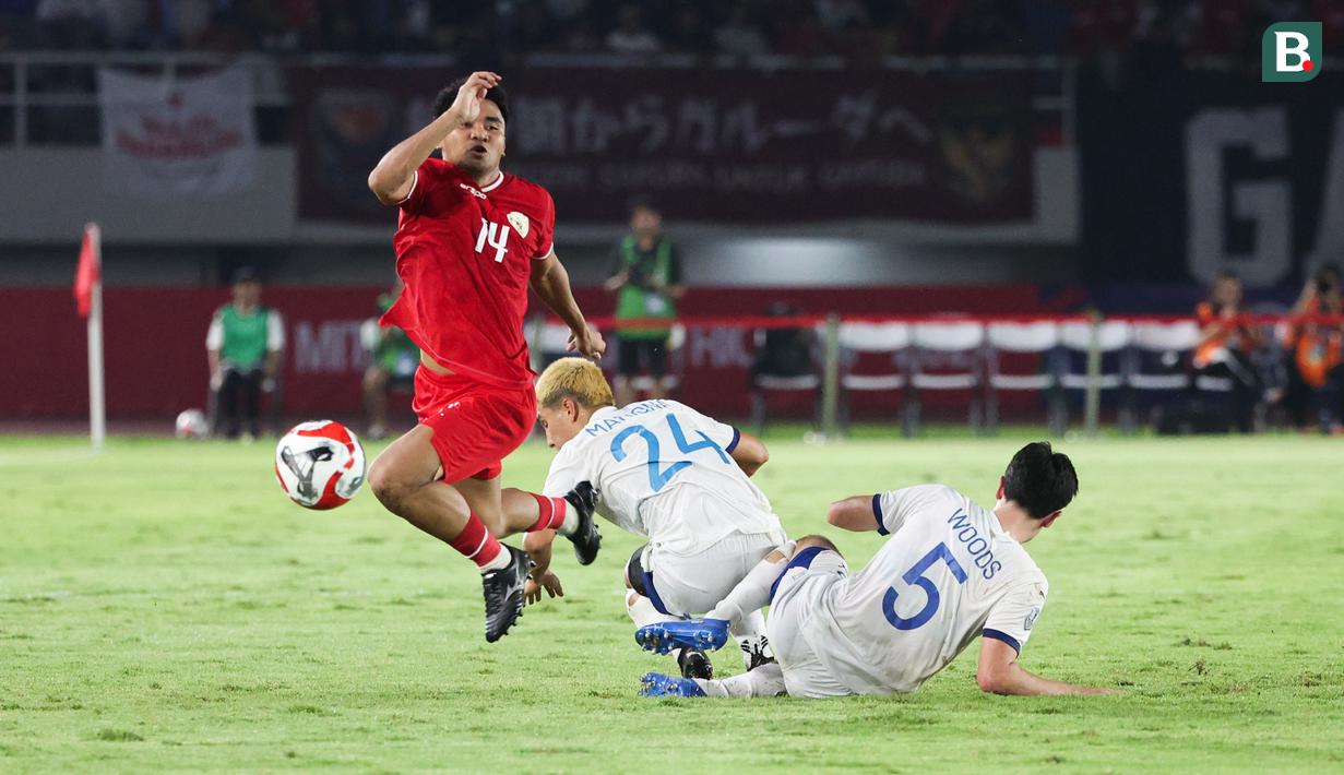 <p>Pemain Timnas Indonesia, Asnawi Mangkualam terjatuh saat berusaha melewati penjagaan sejumlah pemain Filipina saat laga Grup B Piala AFF 2024 yang berlangsung di Stadion Manahan, Solo, Jawa Tengah, Sabtu (21/12/2024). (Bola.com/Abdul Aziz)</p>