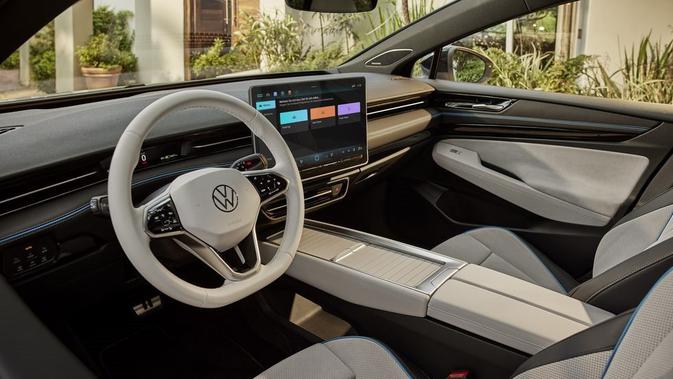 Tarikan garis panel dibuat menyatu dengan trim pintu.  Warna putih membuat kabin ID.7 terlihat mewah dan futuristik.  Di bagian tengah, terdapat layar besar berukuran 15 inci sebagai hub infotainment di dalam kabin.  Cluster instrumen juga menggunakan layar warna TFT untuk menampilkan berbagai informasi tentang kendaraan.  (Sumber: Volkswagen via caranddriver.com)