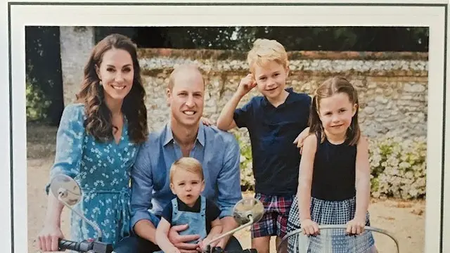 Potret keluarga Pangeran William dalam kartu Natal.