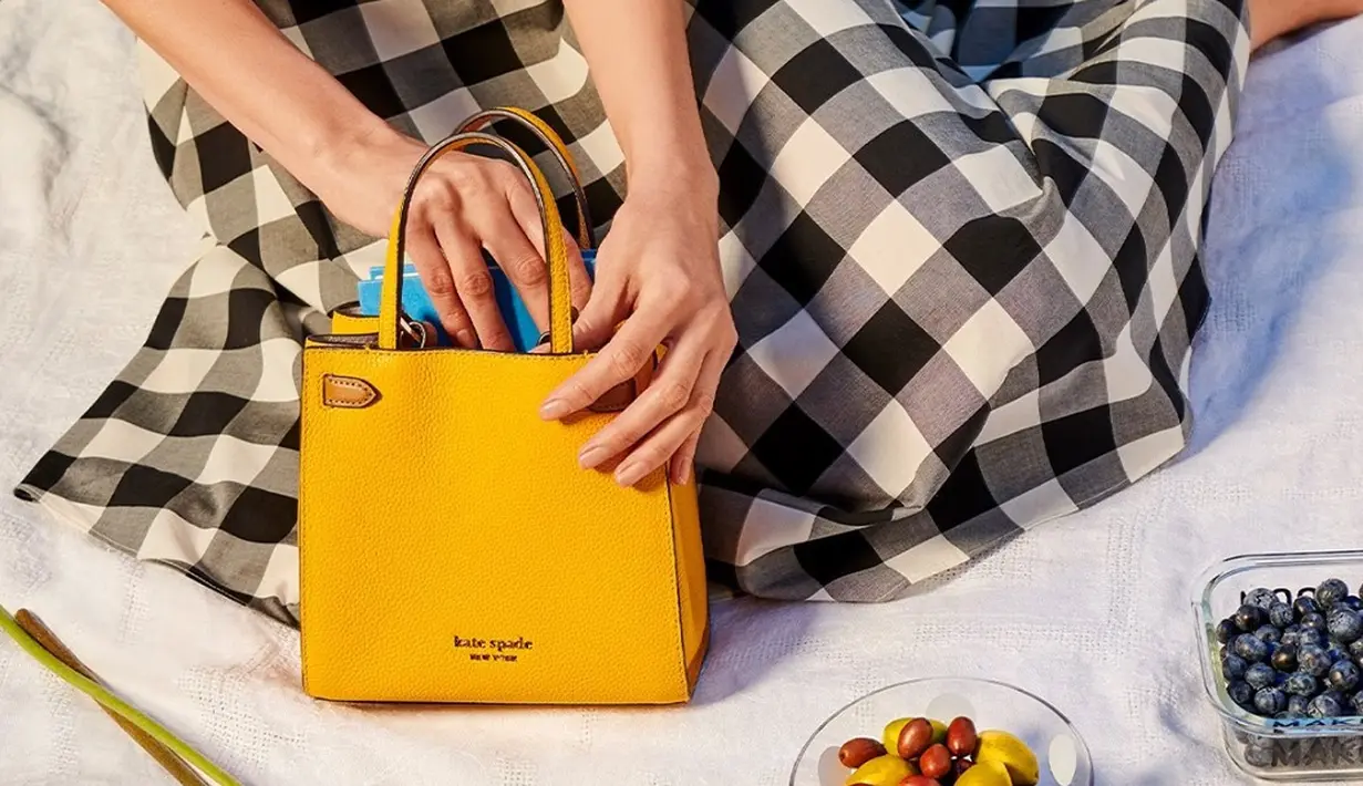 Memasuki musim gugur 2021, Kate Spade New York menghadirkan siluet handbag Lane yang terbaru, yaitu klasik dengan material durable. Mempersiapkan perempuan untuk kembali beraktivitas, Lane akan menjadi pilihan terbaik. Foto: Document/Kate Spade New York.