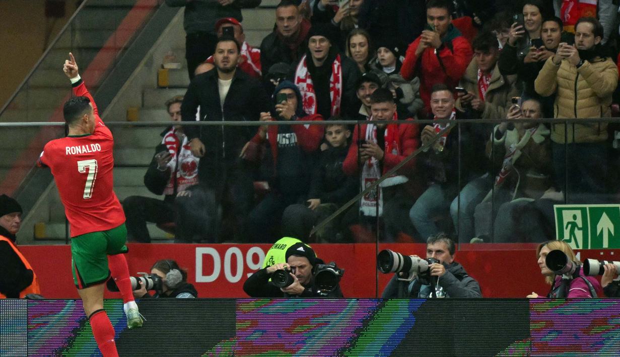 Penyerang Portugal, Cristiano Ronaldo merayakan gol yang dicetaknya saat pertandingan Grup A1 UEFA Nations League 2024/2025 melawan Polandia di Stadion Narodowy, Warsawa pada Sabtu 12 Oktober 2024 atau Minggu (13/10/2024) dini hari WIB. (Sergei GAPON/AFP)