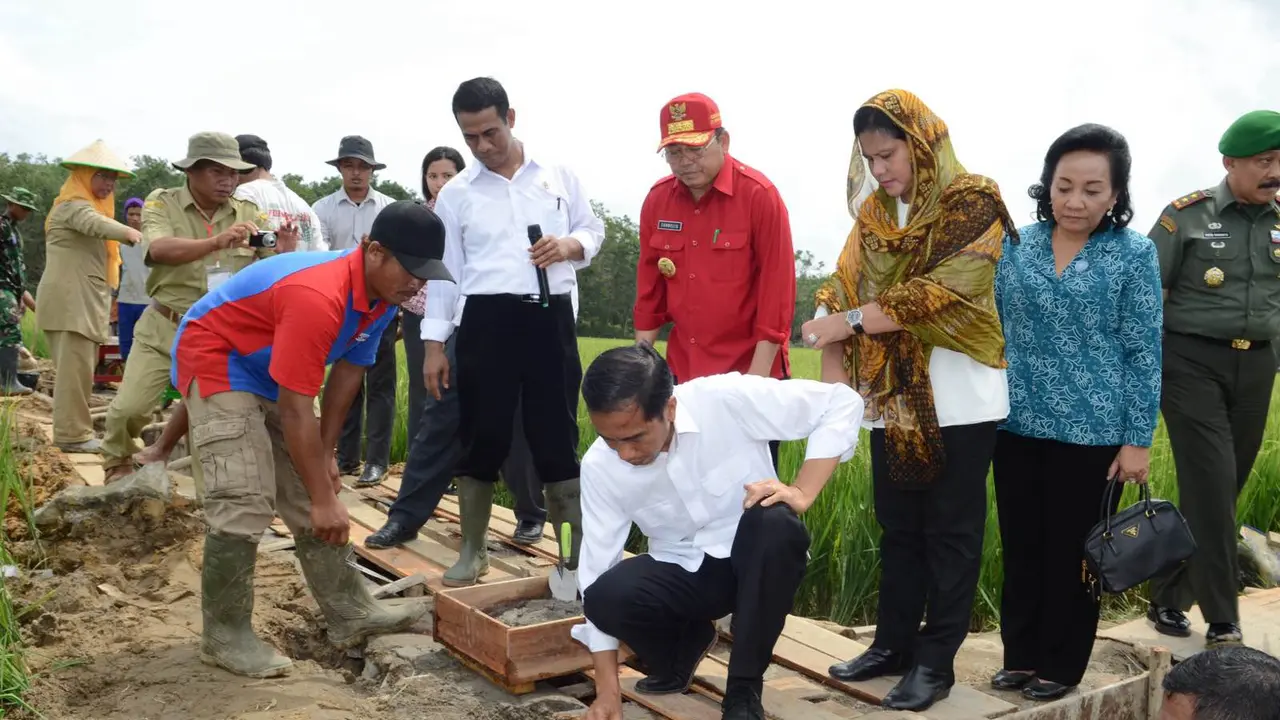 Jokowi Letakkan Baru Pertama Saluran Irigasi di Desa Mandor
